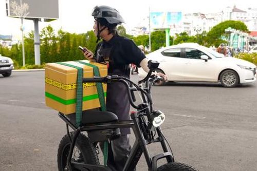 Nam diễn viên nổi tiếng Vbiz được bắt gặp đi làm shipper, danh tính chẳng ai xa lạ