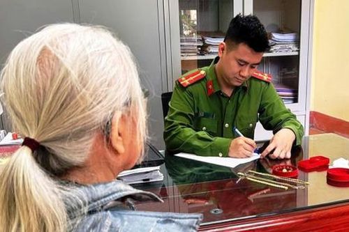 Cụ bà 78 tuổi mang cả cây vàng đi bán vì cuộc gọi lạ