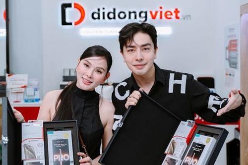 Vợ chồng Thu Thủy - Kin Nguyễn tay trong tay đi sắm iPhone ở Di Động Việt