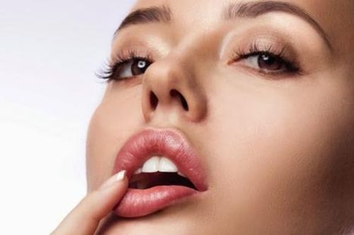 Bí quyết dưỡng môi hồng hào không cần phải phun xăm