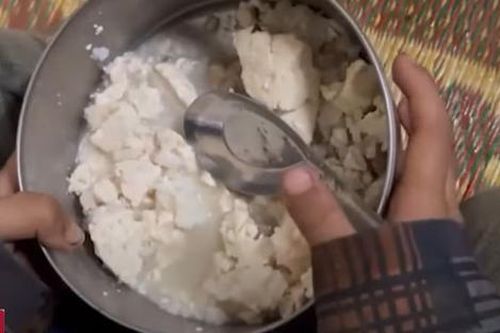 Xót xa khi nhìn thực đơn bữa ăn 'đạm bạc' của các em học sinh vùng cao