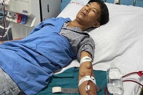 Người đàn ông mong kéo dài sự sống để lo cho 2 con