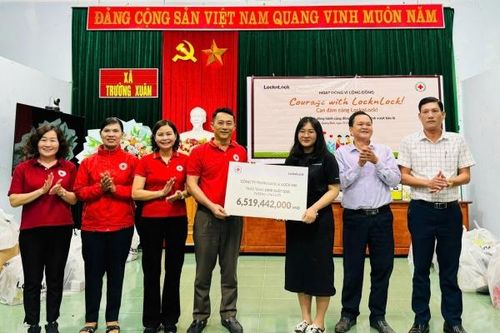 LocknLock mang yêu thương tới vùng rốn lũ Quảng Bình