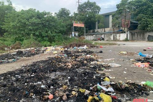 Tràn lan rác thải trước cổng chào phố Tân Lập, phường Đông Thọ