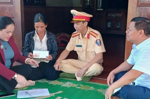 Đức Cơ: Thăm, tặng quà gia đình nạn nhân tử vong do tai nạn giao thông
