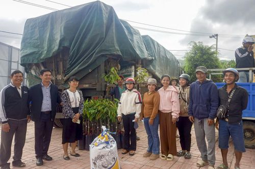 Dự án SACCR: Trao cây giống, vật tư nông nghiệp cho người dân Khánh Sơn và Khánh Vĩnh