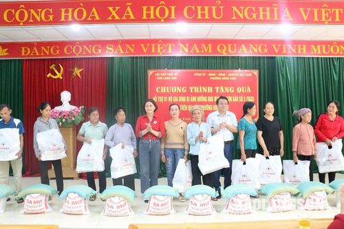 Hội Chữ thập đỏ tỉnh tặng 70 suất quà cho người dân bị ảnh hưởng rau màu do bão số 3 tại phường Đông Kinh, thành phố Lạng Sơn