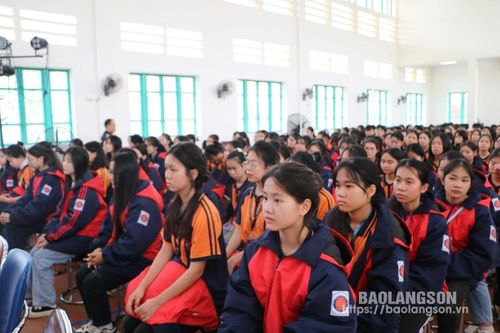 500 học sinh được tuyên truyền về 80 năm ngày thành lập Quân đội nhân dân Việt Nam và 35 năm Ngày hội Quốc phòng toàn dân