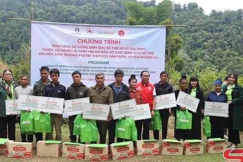 Hội Chữ thập đỏ tỉnh và các nhà tài trợ tặng dê giống, tặng quà cho nhân dân xã Nậm Giôn