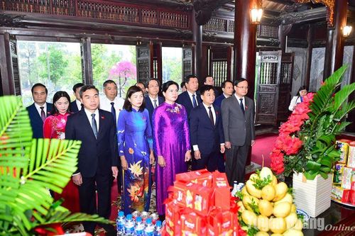 Đoàn đại biểu HĐND tỉnh dâng hương tưởng nhớ Chủ tịch Hồ Chí Minh và các Anh hùng liệt sỹ