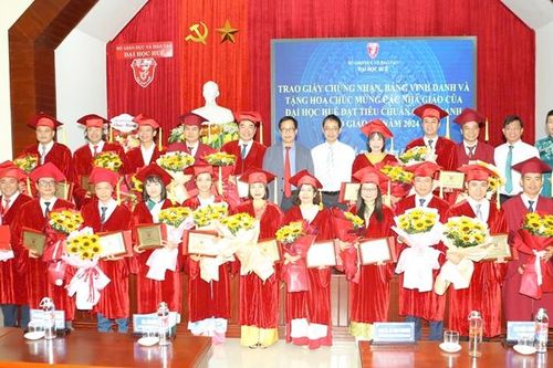 22 nhà giáo được trao chứng nhận đạt chuẩn chức danh Phó Giáo sư
