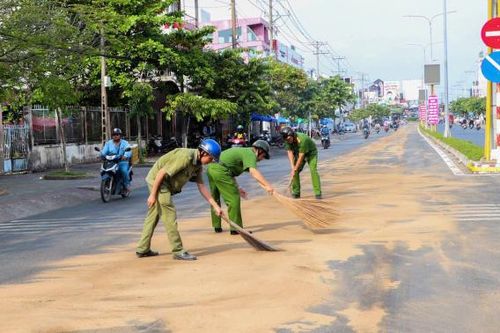 Công an Vĩnh Long nhanh chóng xử lý vết dầu nhớt đổ loang trên phố