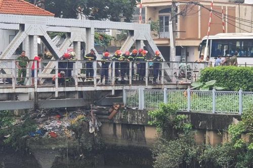 Cảnh sát lội bùn đen vớt thi thể nổi trên kênh Nhiêu Lộc- Thị Nghè