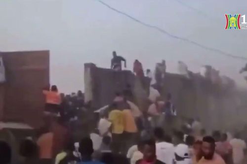 Hai thẻ đỏ khởi đầu cho thảm kịch tại sân bóng Guinea