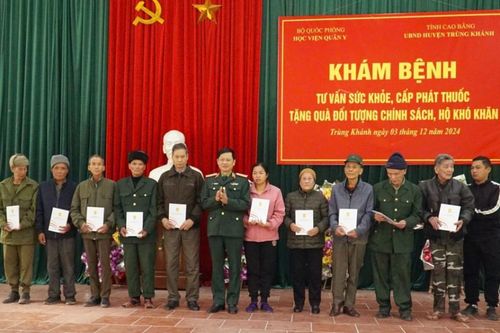 Học viện Quân y Khám bệnh, cấp phát thuốc miễn phí cho hơn 500 đối tượng chính sách tại xã Đoài Dương (Trùng Khánh)
