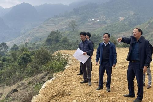 Phó Chủ tịch UBND tỉnh Hoàng Văn Thạch kiểm tra tiến độ xây dựng các khu tái định cư tại huyện Nguyên Bình