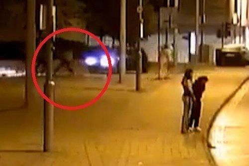 Clip: Hoảng hồn nhìn tài xế lái xe hất văng nam sinh viên lên không trung giữa phố