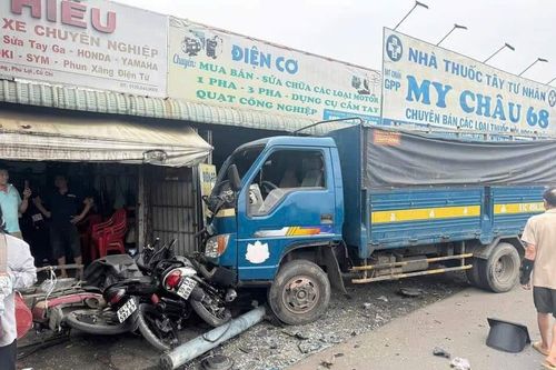 Huyện Củ Chi: Xe tải húc đổ trụ đèn giao thông, tông hỏng nhiều xe máy