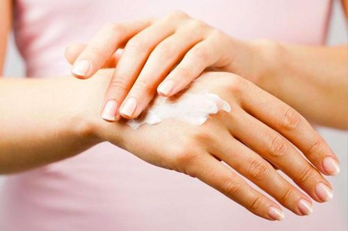 Cách trị khô da tay chân vào mùa đông
