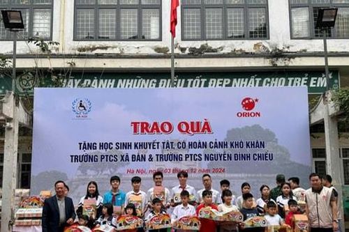 Hội Cứu trợ trẻ em khuyết tật Hà Nội tặng quà 500 học sinh khuyết tật