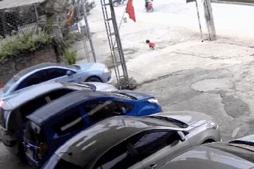 Xe ô tô đi ngược chiều, chèn qua người cháu bé đang ngồi trên vỉa hè