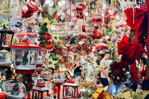 Thị trường Noel 2024: Mẫu mã đa dạng, giá cả biến động nhẹ