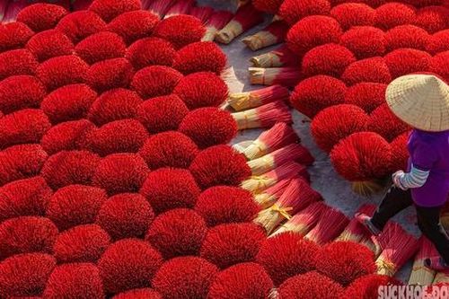 Người dân Quảng Phú Cầu tất bật làm hương cho vụ Tết