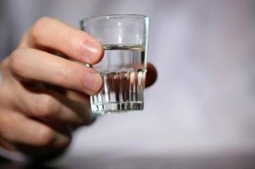Uống nhầm rượu dùng để xoa bóp, người đàn ông nhập viện cấp cứu