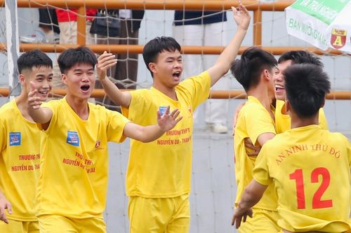 Đi tiếp nhờ pha phản lưới của đối phương