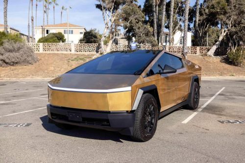 Đang đấu giá Tesla Cybertruck mạ vàng