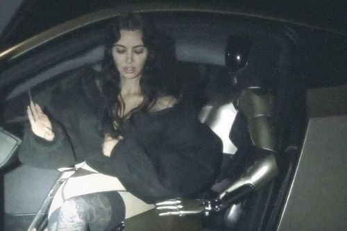 Phía sau bộ ảnh thân mật giữa Kim Kardashian và robot Optimus