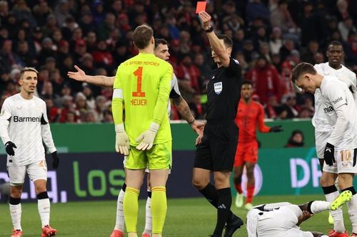 Neuer nhận thẻ đỏ, Bayern Munich mất danh hiệu đầu tiên ở mùa giải này