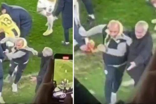 Mourinho gây bão với hành động ngăn trợ lý ăn mừng cùng các cầu thủ