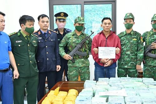 Bắt giữ 2 đối tượng vận chuyển 52kg ma túy tổng hợp dạng đá và Ketamin