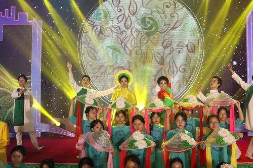 NSND Lê Chức dẫn dắt chương trình nghệ thuật về quê lụa Hà Đông