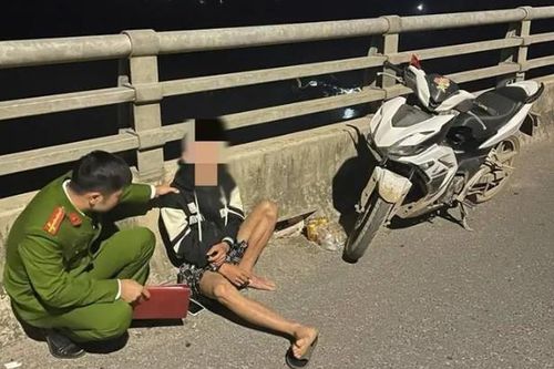 Phú Thọ: Ngăn chặn nam thanh niên nhảy cầu Văn Lang tự tử