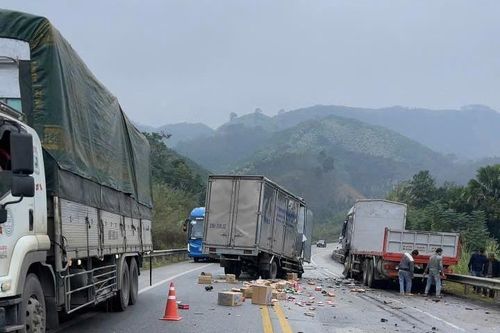 Va chạm giữa hai xe tải trên cao tốc khiến hai người tử vong