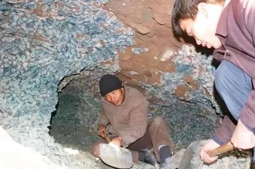 Đào móng xây nhà, bất ngờ tìm thấy kho báu khổng lồ