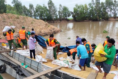 Đồn Biên phòng Lạc Quới giúp dân khắc phục sự cố chìm ghe chở lúa