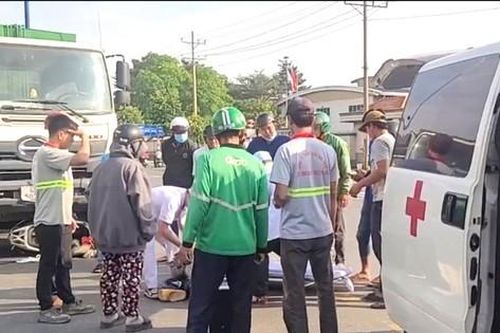 Xe máy mắc kẹt dưới đầu xe tải, người phụ nữ nằm bất động