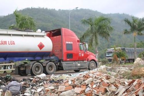 Xà bần chất thành 'núi' trên vỉa hè tuyến đường kết nối quan trọng ở Bình Định