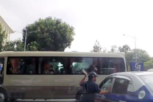 Sang đường đột ngột, tài xế xe chở học sinh còn lao xuống đánh tài xế taxi