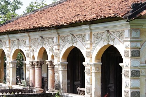 Bí ẩn nhà cổ đầy cỏ dại ở Sài Gòn, chủ xây xong 3 năm mới làm được cửa chính