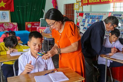 Lớp học '0 đồng' 20 thầy cô chắt chiu lương hưu mua sách, vở cho trò