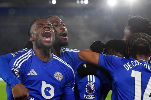 Van Nistelrooy thắng to, lập kỷ lục ngay trận ra mắt Leicester