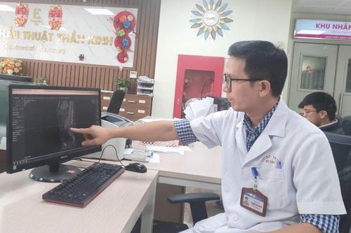 Gác chân lên táp lô của ô tô, người đàn ông bị tai nạn liệt cả 2 chân