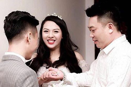 Trao tay con gái cho con rể, bố dượng 'trốn' lên xe, lặng lẽ chảy nước mắt