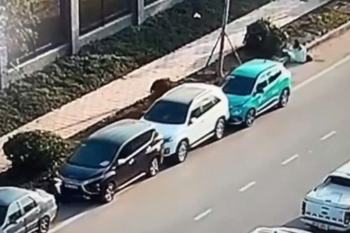Taxi điện tông nữ hành khách vừa xuống xe cùng 3 ô tô đỗ ven đường