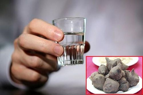 Người đàn ông nhập viện do uống nhầm rượu ngâm dùng để xoa bóp