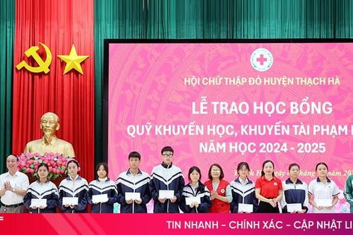 Trao học bổng Phạm Dương cho học sinh Thạch Hà